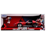 Kép 1/6 - DC Comics: Harley Quinn figura és 1969 Chevy Corvette Stingray fém autómodell 1/24 – Simba Toys