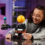 Kép 7/8 - LEGO® Technic: A Föld és a körülötte keringő Hold (42179)