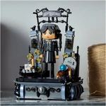 Kép 4/6 - LEGO® Wednesday Addams figura (76780)
