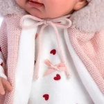 Kép 4/5 - Llorens: Tina 44 cm-es síró baba kapucnis rózsaszín mellényben