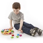 Kép 2/2 - Formaillesztő óra fa készségfejlesztő játék – Melissa &amp; Doug