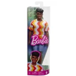 Kép 1/2 - Barbie Fashionista fiú baba hullámos, színes pólóban – Mattel