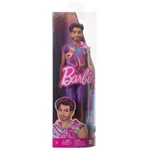 Kép 1/2 - Barbie Fashionista fiú baba élénk színű ruhaszettben – Mattel