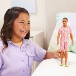 Kép 3/4 - Barbie: Divatdiktátor Ken baba rózsaszín virágos ruhában – Mattel