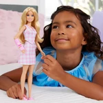 Kép 5/5 - Barbie: Fashionista Barátnők stílusos divatbaba gipszben rózsaszín kockás ruhában – Mattel
