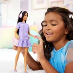 Kép 5/5 - Barbie: Fashionista Barátnők stílusos divatbaba fejhallgatóval lila ruhában – Mattel