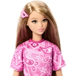 Kép 3/4 - Barbie: Fashionista Barátnők stílusos divatbaba rózsaszín kendőmintás ruhában - Mattel