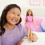 Kép 4/4 - Barbie: Fashionista Barátnők stílusos divatbaba rózsaszín kendőmintás ruhában - Mattel