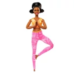 Kép 2/3 - Barbie: Hajlékony jógababa fekete hajjal narancssárga felsőben – Mattel