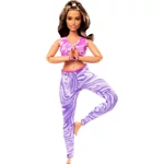 Kép 2/3 - Barbie: Hajlékony jógababa barna hajjal lila nadrágban – Mattel