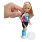 Kép 4/4 - Barbie Dreamhouse Adventures: Chelsea foci játékszett – Mattel