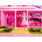 Kép 2/6 - Barbie The Movie: Barbie baba rózsaszín kockás szoknyában – Mattel