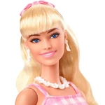 Kép 3/6 - Barbie The Movie: Barbie baba rózsaszín kockás szoknyában – Mattel
