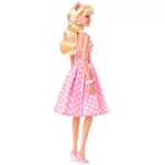Kép 5/6 - Barbie The Movie: Barbie baba rózsaszín kockás szoknyában – Mattel
