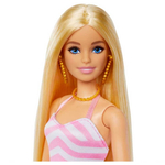 Kép 2/5 - Barbie The Movie: Barbie Beach baba strandfelszereléssel – Mattel