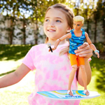 Kép 2/6 - Barbie The Movie: Ken baba szörfdeszkával és felszereléssel – Mattel