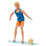 Kép 4/6 - Barbie The Movie: Ken baba szörfdeszkával és felszereléssel – Mattel