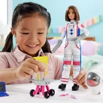 Kép 5/5 - Barbie: 65. évfordulós karrier játékszett – Űrhajós baba kiegészítőkkel – Mattel