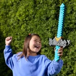 Kép 3/3 - Minecraft: Egy Minecraft film 2 az 1-ben Kattanással átalakítható kard és csákány – Mattel