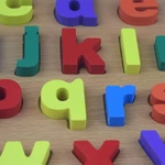 Kép 2/2 - ABC kisbetűk fa formaillesztő játék