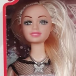 Kép 6/6 - Elegáns hosszú szőkehajú 28 cm-es divatbaba fekete ruhában kiegészítőkkel