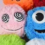 Kép 5/6 - Fuzzy Monsters szőrös plüss labda többféle változatban 23 cm