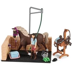 Kép 3/3 - Schleich: Horse Club – Emily és Luna mosóhelye játékszett (42438)