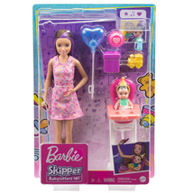 Barbie: Szülinapi bébiszitter baba etetőszékkel és kisbabával – Mattel