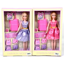 Divatbaba bőrönddel és kiegészítőkkel kétféle változatban 29 cm