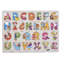 Színes fa nagybetűk formaillesztő játék